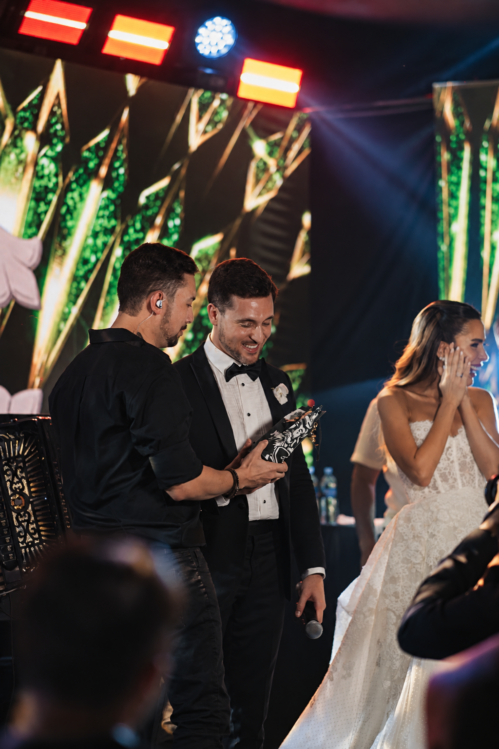 ÔPaulin com os noivos em um casamento